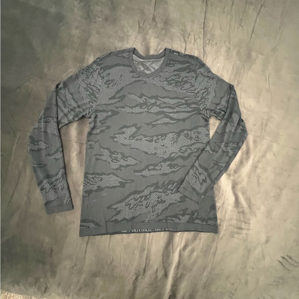 Lululemon Metal Vent Breathe Long Sleeve. Asphalt Grey / Obsidian